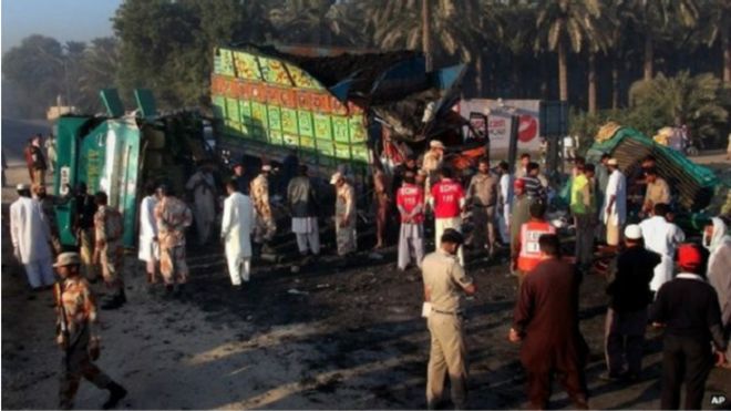 مقتل العشرات في حادث اصطدام بباكستان