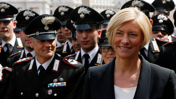 وزيرة الدفاع الإيطالية في العراق