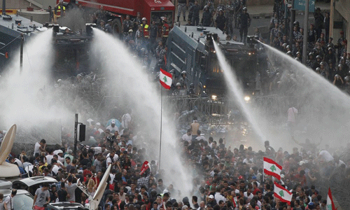 متظاهرون يهاجمون مقر قناة تلفزيونية لبنانية