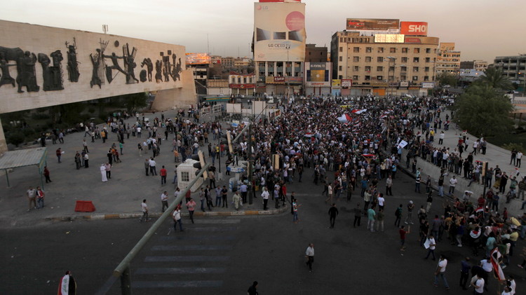 متظاهرون يحاصرون 4 وزارات واجراءات امنية مشددة في بغداد