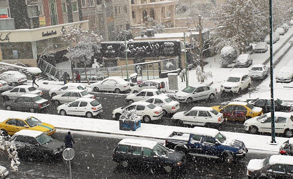 الثلوج تعطل حركة المرور في طهران وإغلاق مدارس 