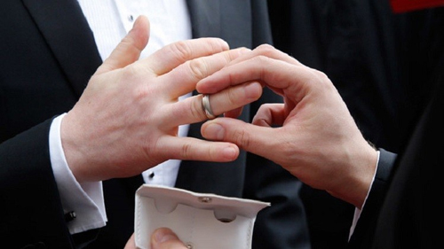 الكنيسة البروتستانتية الرئيسية في فرنسا تسمح بزواج المثليين