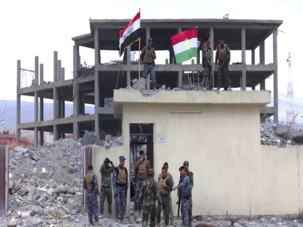 رفع العلم العراقي فوق مبنى قائممقامية شنكال