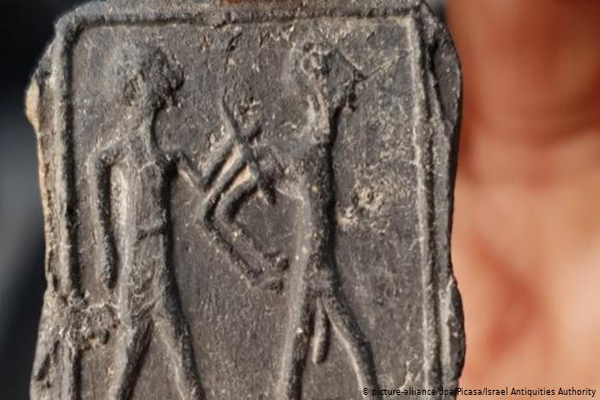طفل يعثر على رقيم طيني عمره 3500 سنة