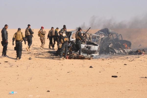 عناصر من الحشد يحرقون سيارة لداعش
