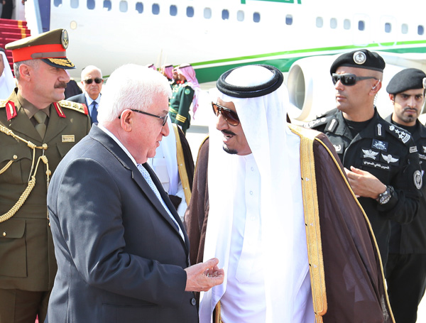 العاهل السعودي يستقبل رئيس الجمهورية في مطار الرياض