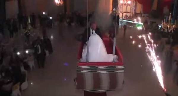 بالفيديو: سقوط عروسين من قارب  في حفل زفافهما