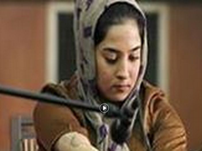 بالفيديو.. فنانة ايرانية تبدع في الموسيقى رغم الاعاقة
