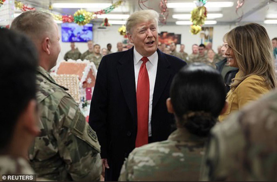 ترامب خلال زيارة جنود امريكيين في العراق