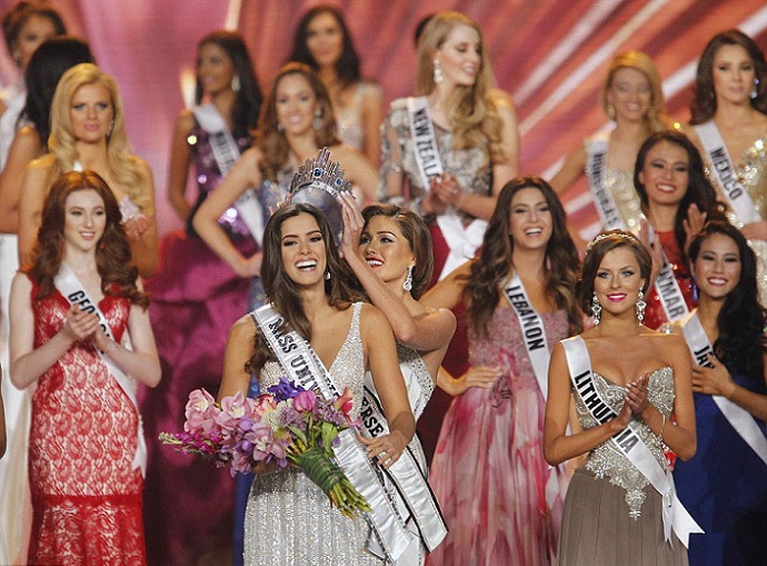 كولومبية تفوز بمسابقة ملكة جمال الكون