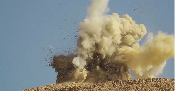 داعش يُفجر قوس النصر الاثري في تدمر السورية