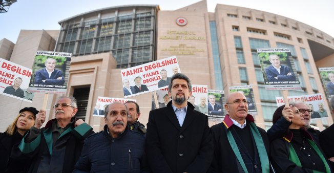 تركيا تحكم بسجن صحفيين مؤيدين للكورد