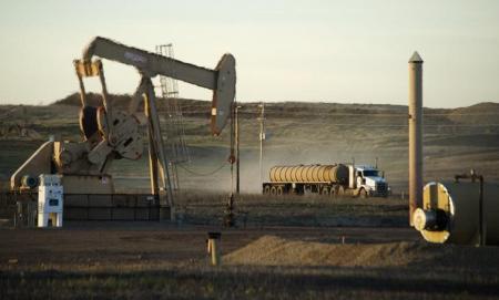 النفط ينخفض مع هبوط الصادرات السعودية 