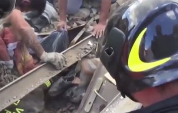 بالفيديو: انقاذ طفلة من تحت أنقاض زلزال إيطاليا