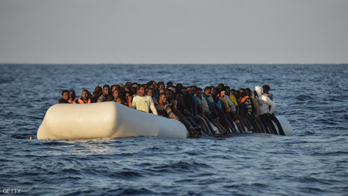 زورق مطاطي ينقل المهاجرين قبالة ليبيا
