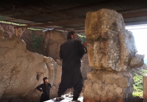 داعش يهدم آثار متحف الموصل