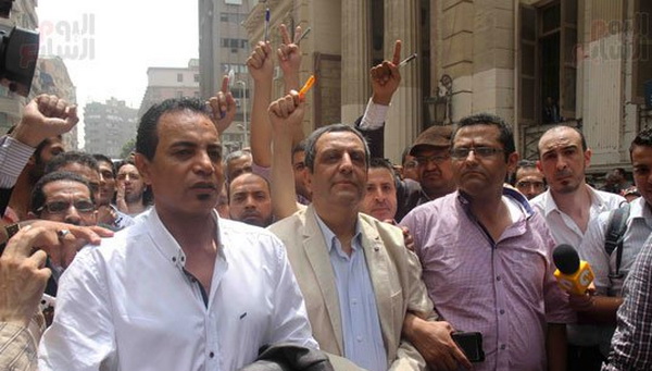 نقيب الصحفيين المصريين امام القضاء لاول مرة