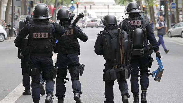 فرنسا..نشر  اكثر من 90 ألف شرطي في احتفالات أعياد الميلاد
