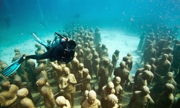 اول متحف تحت الماء
