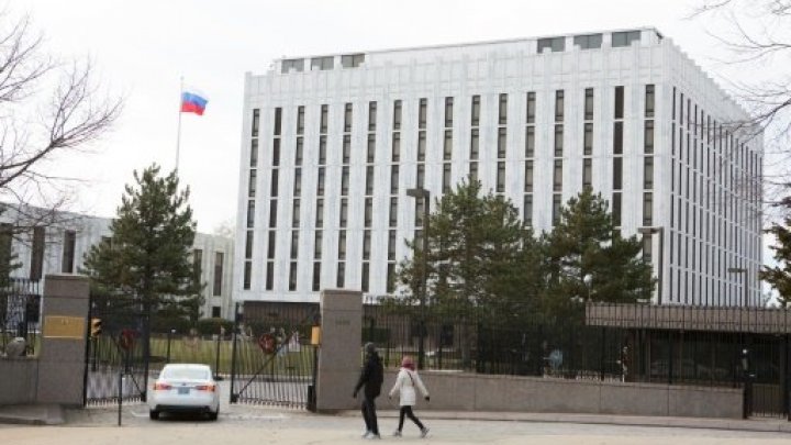الدبلوماسيون الروس المطرودون يغادرون واشنطن