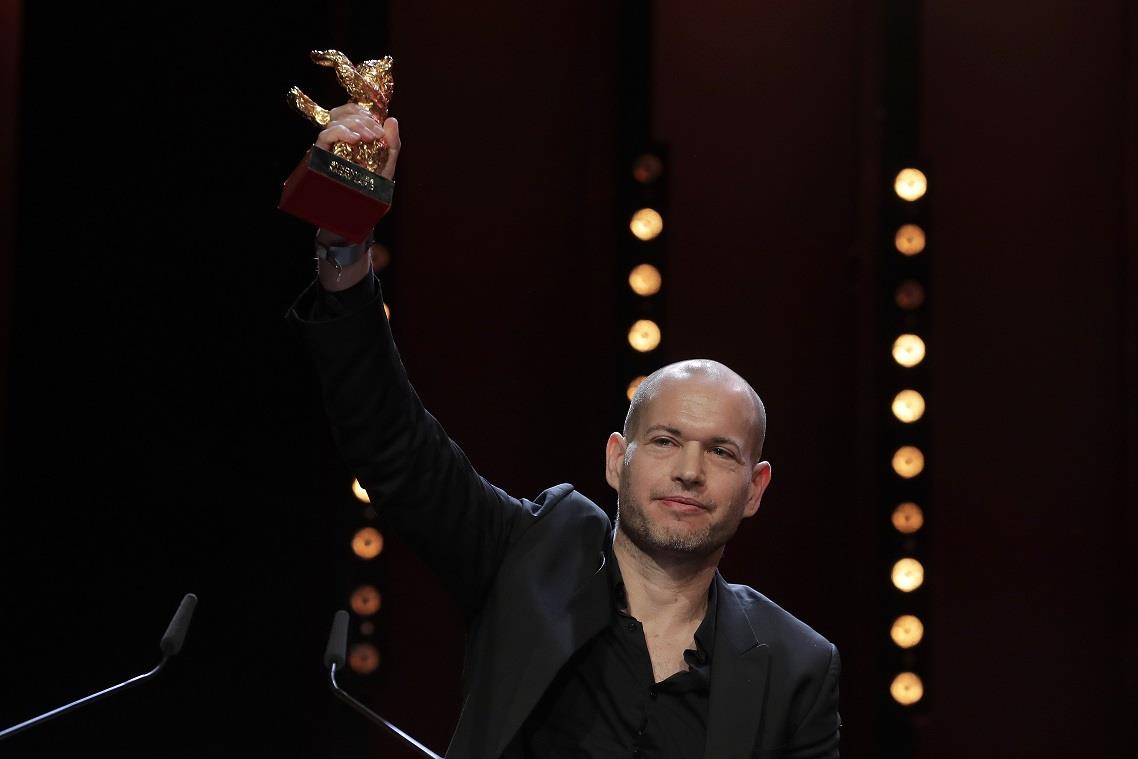 "سينونمس" يفوز بالدب الذهبي بمهرجان برلين السينمائي