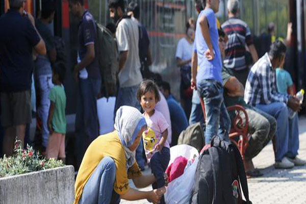 نمسا ترفض قطار محمل بالمهاجرين وانقاذ 2500 منهم في اليونان