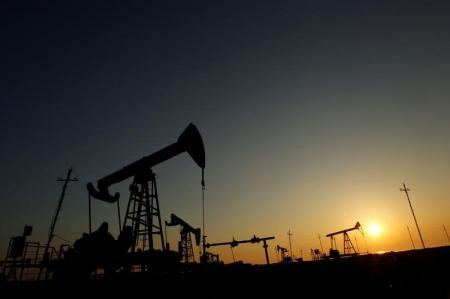 النفط يرتفع مع انخفاض المخزونات الامريكية