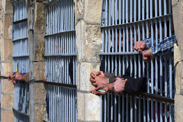 حقوق الانسان: سجون العراق طائفية وتعذيب لـ39 ألف معتقل