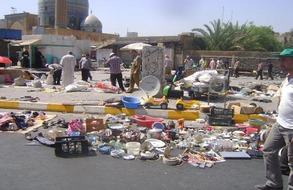 سوق الهرج في بغداد بضائع معروضة للبيع من دون تنظيم