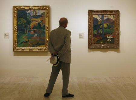 لوحتين رسمهما الفنان الفرنسي بول جوجوان خلال معرض في مدريد