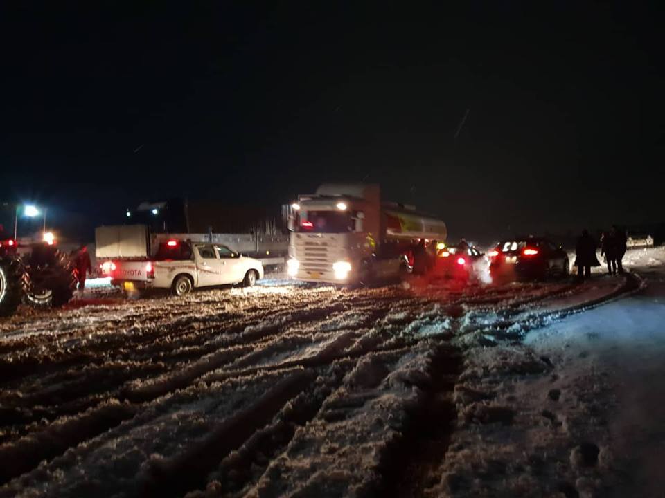 بالصور..انقاذ أكثر من 100 سيارة حاصرتها الثلوج