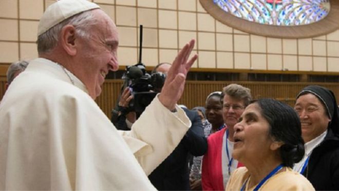 بابا الفاتيكان يدرس تعيين نساء في سلك الكهنوت