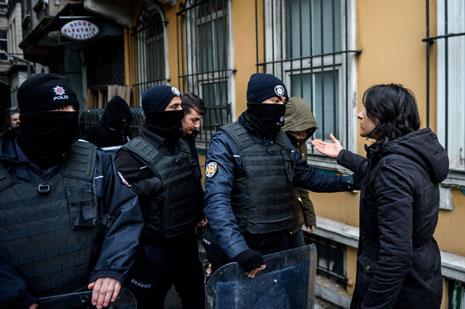 تركيا تعتقل مسؤولين بالشعوب الديمقراطي 