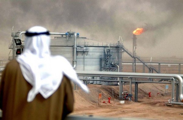 وزراء النفط الخليجيون يجتمعون في ظل هبوط أسعار الخام