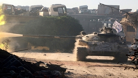 حلب.. المسلحون يعيدون السيطرة على مخيم حندرات 