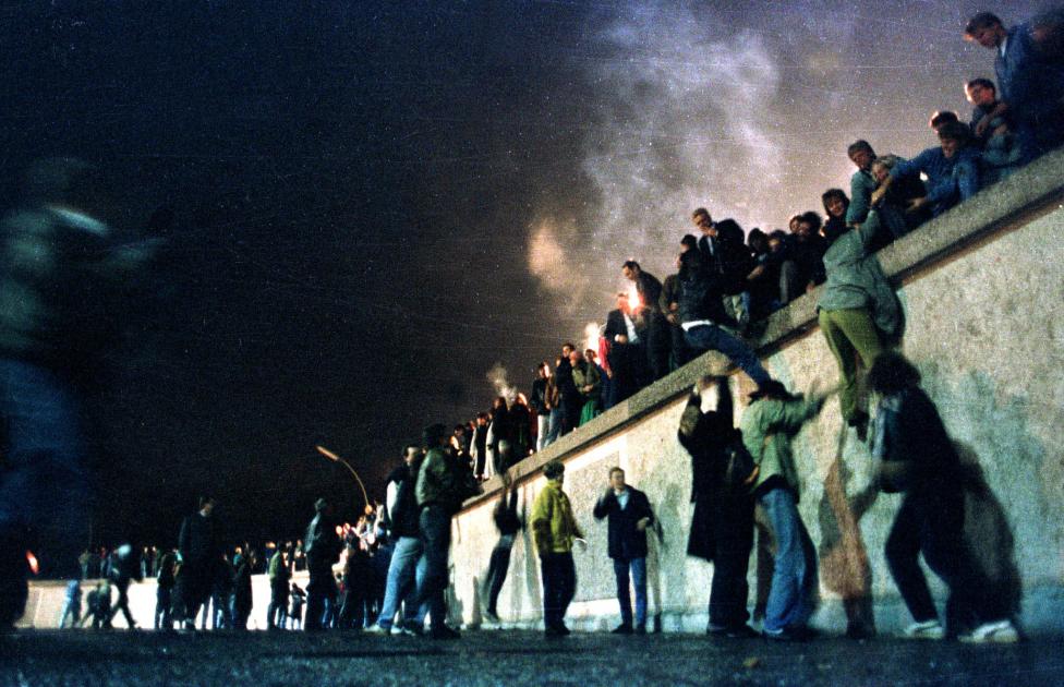 المان يعبرون الى الجهة الاخرى بعد سقوط الجدار في 1989