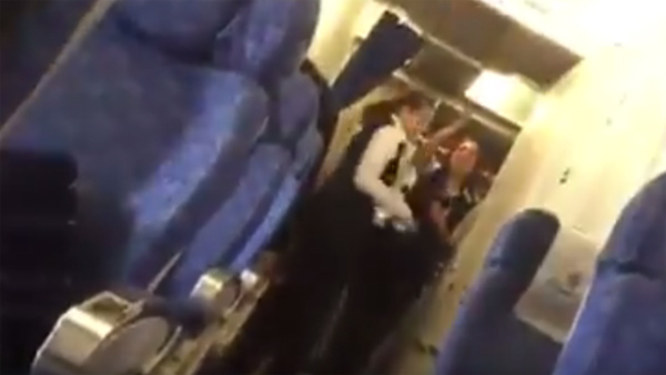 بالفيديو ولاول مرة من داخل الطائرة المصرية المختطفة