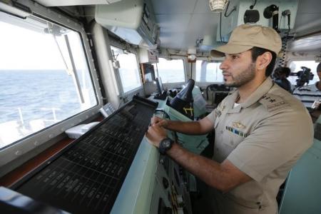  البحرية السعودية تجلي عشرات الدبلوماسيين من عدن