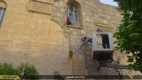 داعش يدمر صليب أقدم كنائس الموصل