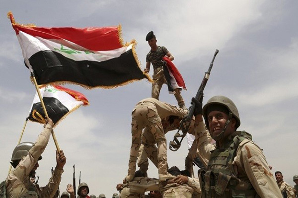 قوات عراقية ترفع العلم العراقي