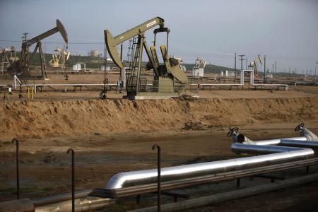 النفط يقفز مع تزايد الغموض في السوق بعد وفاة ملك السعودية