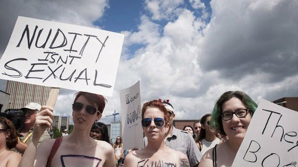 كندا.. تظاهرة لنساء عاريات الصدور ضد الشرطة