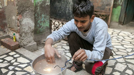 هندي يتحدى الطبيعة ويتحمل 11 ألف فولت كهرباء