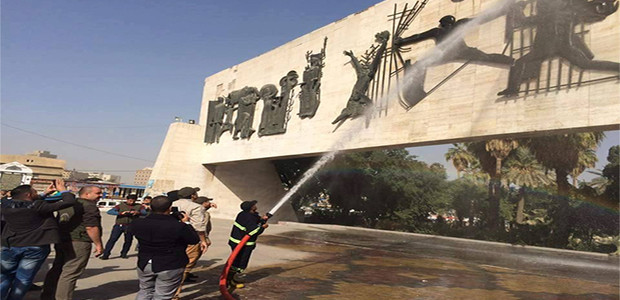 نصب الحرية يخلد الأحداث على جدارية معرضة للانهيار