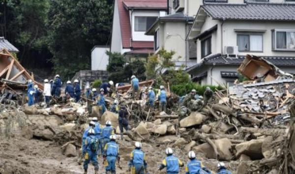 انهيارات أرضية تقتل العشرات في اليابان