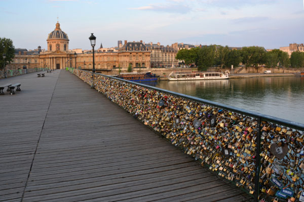 باريس.. تحويل أقفال جسر الحب إلى خواتم