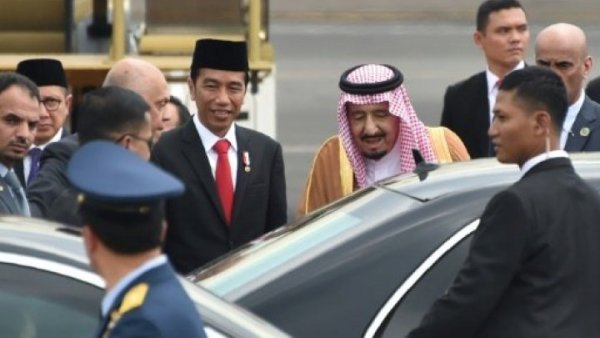 حاشية من ألف شخص ترافق ملك السعودية إلى إندونيسيا