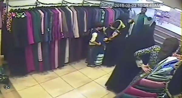 بالفيديو.. ثلاث نساء يسرقن بائع ملابس
