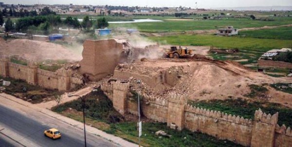 بالصور.. داعش يهدم قصر الملك سنحاريب في الموصل