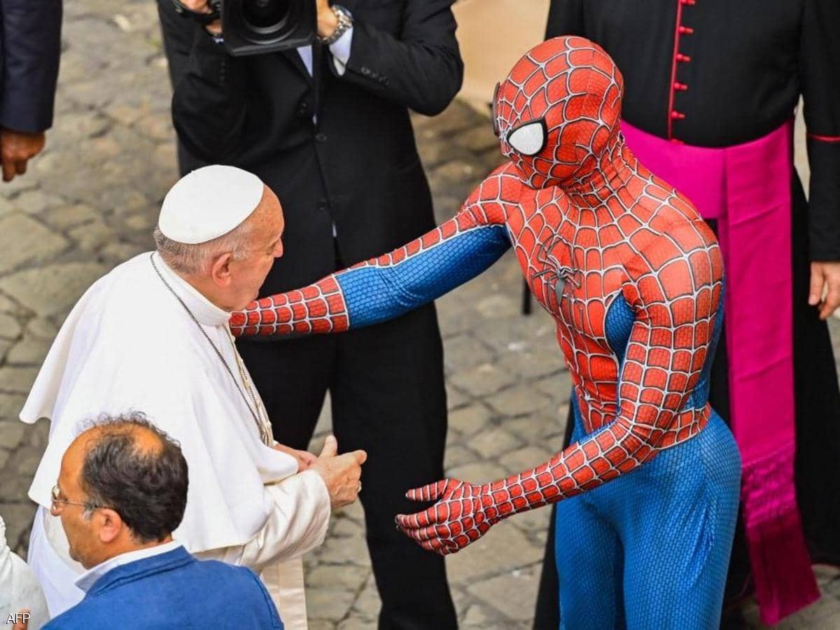بابا الفاتيكان يلتقي سبايدرمان